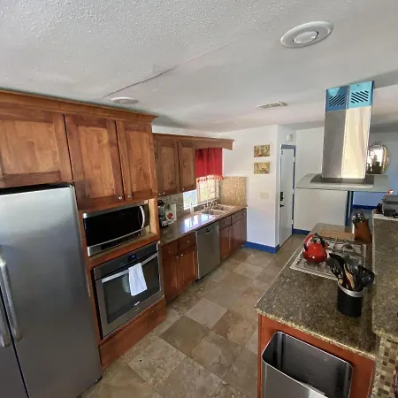 Las Vegas Elegance! Pool Table & Sparkling Pool! Home